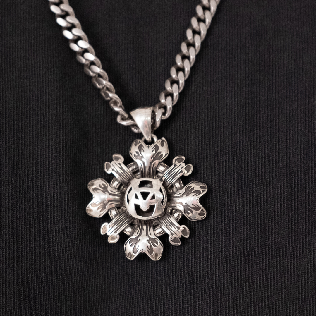 Fleuron Maison Omni pendant